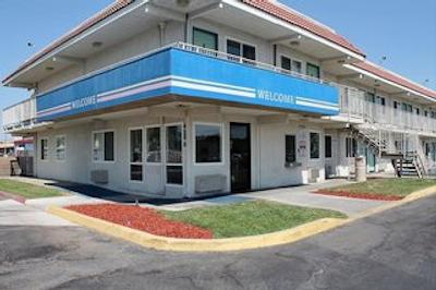 متل 6 فرسنو-بلاکستون اسود