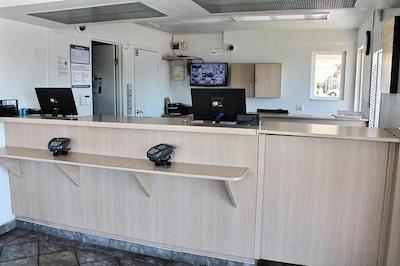 متل 6 فرسنو-بلاکستون اسود