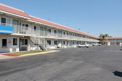 متل 6 فرسنو-بلاکستون اسود