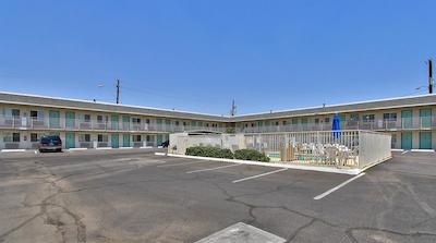 متل 6 فنیکس آیرپرت-24د استریت