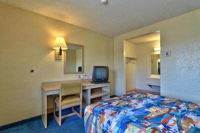 متل 6 فنیکس آیرپرت-24د استریت