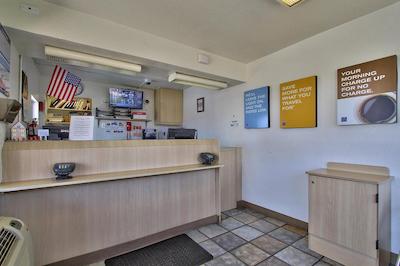 متل 6 فنیکس آیرپرت-24د استریت