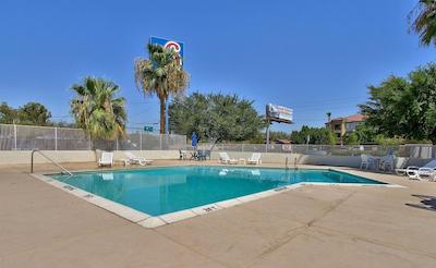 متل 6 فنیکس ایست