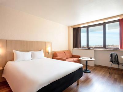 هتل ایبیز منتپلیر سنتر کمدی