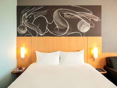 هتل ایبیز منتپلیر سنتر کمدی