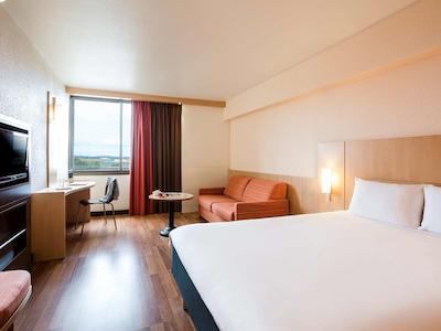 هتل ایبیز منتپلیر سنتر کمدی