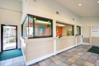 متل 6 هوستون ایست-بتون