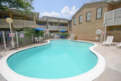 متل 6 هوستون ایست-بتون