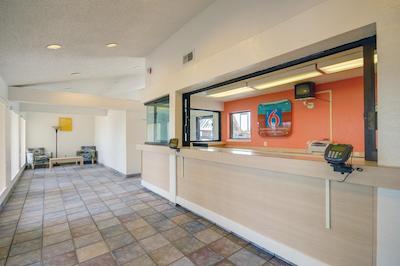 متل 6 هوستون ایست-بتون