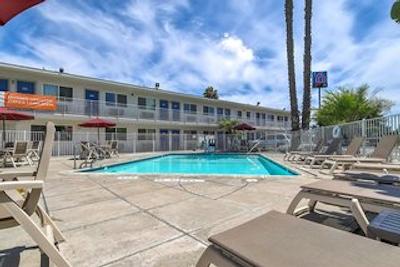 متل 6 وستمینستر اسود لنگ بیچ