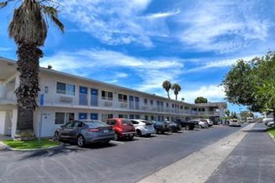 متل 6 وستمینستر اسود لنگ بیچ