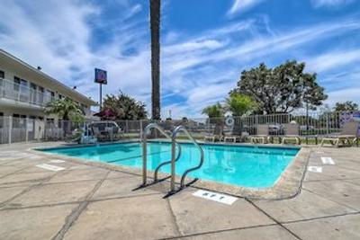 متل 6 وستمینستر اسود لنگ بیچ