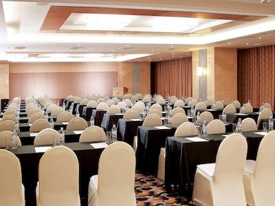 ایبیز امباسادر سوون هتل