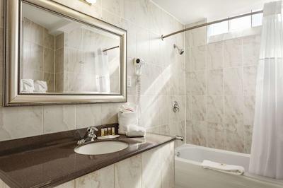 دز این بای ویندهام منتریل ایست