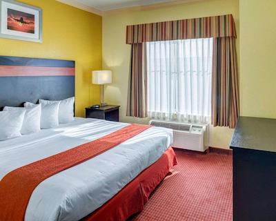 کوالیتی سویتز اینترکنتیننتال آیرپرت وست