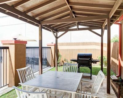 کوالیتی سویتز اینترکنتیننتال آیرپرت وست