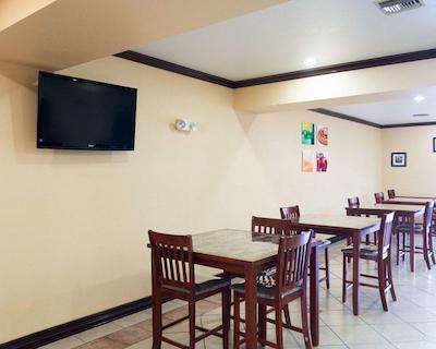 کوالیتی سویتز اینترکنتیننتال آیرپرت وست