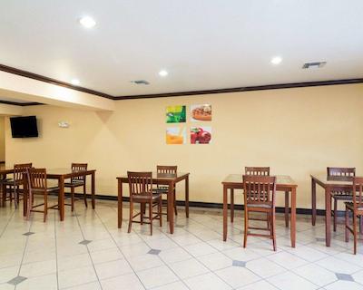 کوالیتی سویتز اینترکنتیننتال آیرپرت وست