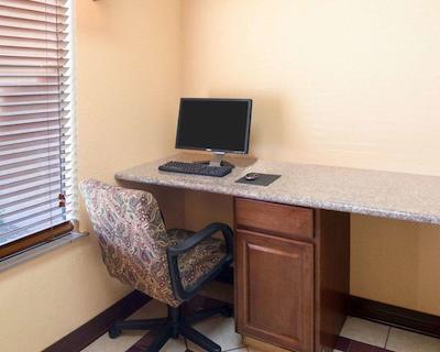 کوالیتی سویتز اینترکنتیننتال آیرپرت وست