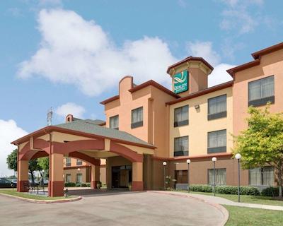 کوالیتی سویتز اینترکنتیننتال آیرپرت وست