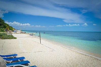 دز پلاز بیچ هوس هتل