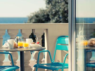 مرکور نیس مارچ اوکس فلورز