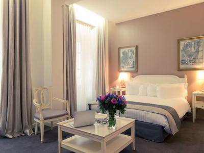 مرکور نیس مارچ اوکس فلورز