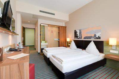 نوینا هتل تیلیپارک