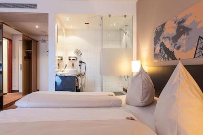 نوینا هتل تیلیپارک