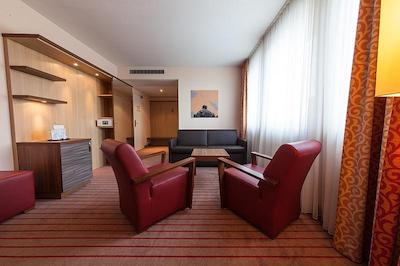 نوینا هتل تیلیپارک