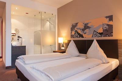 نوینا هتل تیلیپارک