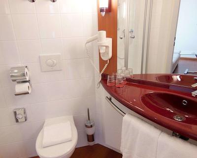 استار این هتل کارلسروه سیمنسالی