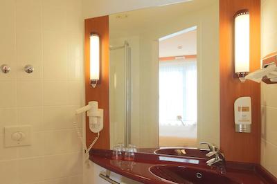 استار این هتل کارلسروه سیمنسالی