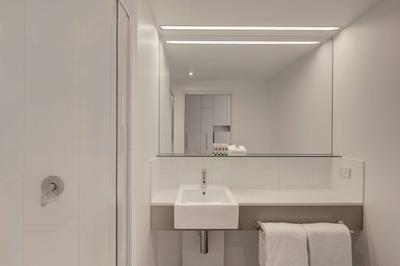 تراولج هتل ملبورن دکلاندز