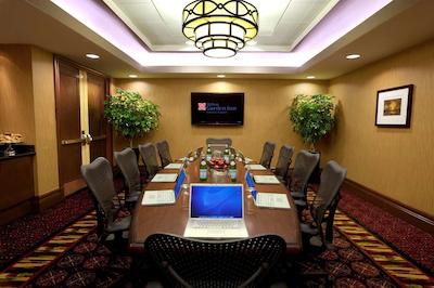 هیلتون گاردن این ترنتو آیرپرت