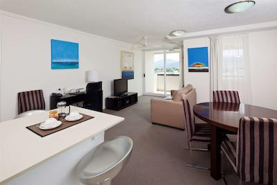 کیرنز سنترال اپارتمنتز