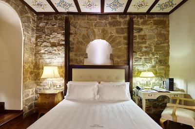 گولدن تور هتل اند اسپا