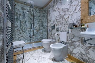 گولدن تور هتل اند اسپا