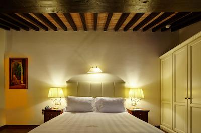 گولدن تور هتل اند اسپا