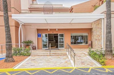 لز امیگوز بیچ کلوب