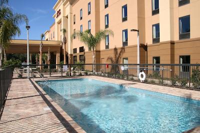 هامپتون این اند سویتز اُکالا-بلویو