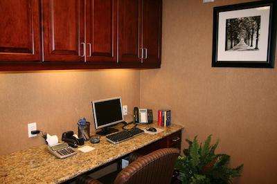 هامپتون این اند سویتز اُکالا-بلویو