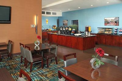 هموود سویتز بای هیلتون اسیتل-کنونشن سنتر-پیک استریت