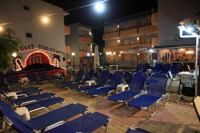 هاپی دز استودیز