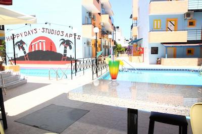 هاپی دز استودیز