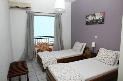 هاپی دز استودیز