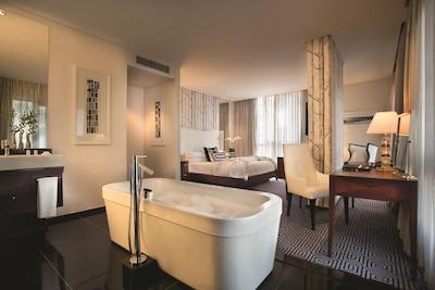 داوینسی هتل اند سویتز