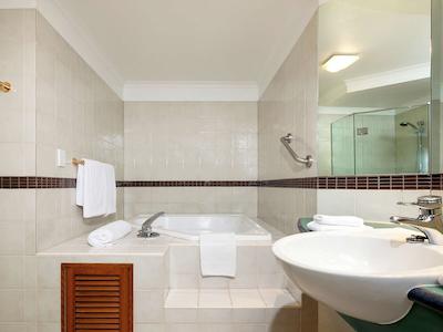 نوتل کیرنز اُاسیز ریزرت