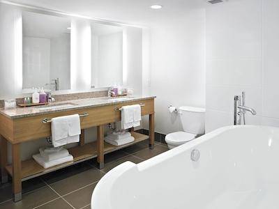 کاست چیلیواک هتل بای اپا