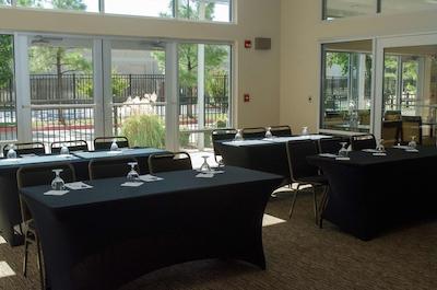 دوبلتری بای هیلتون هتل اُکلاهما سیتی آیرپرت